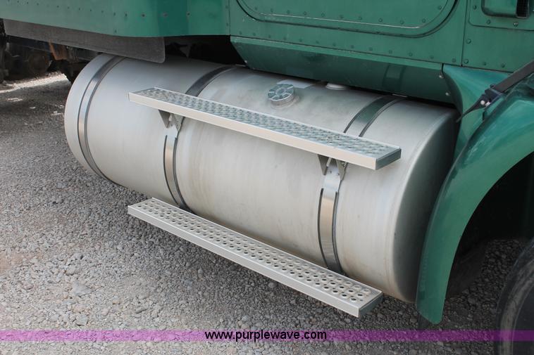 image for item H5684 2005 International 9400i semi truck