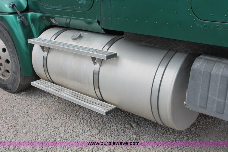 image for item H5684 2005 International 9400i semi truck