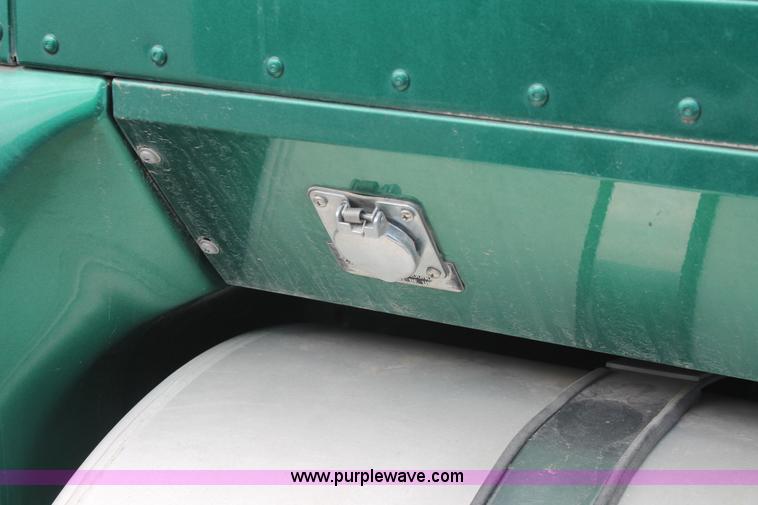 image for item H5684 2005 International 9400i semi truck