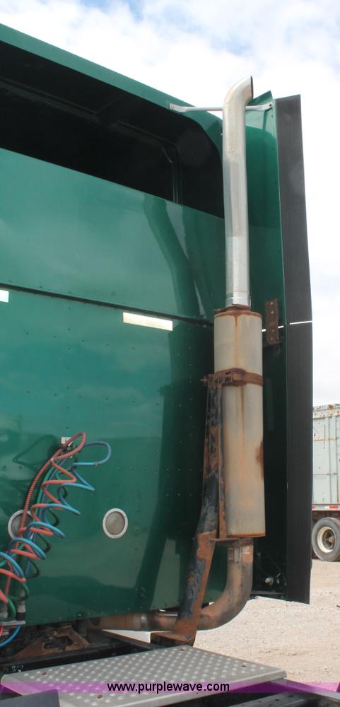 image for item H5684 2005 International 9400i semi truck