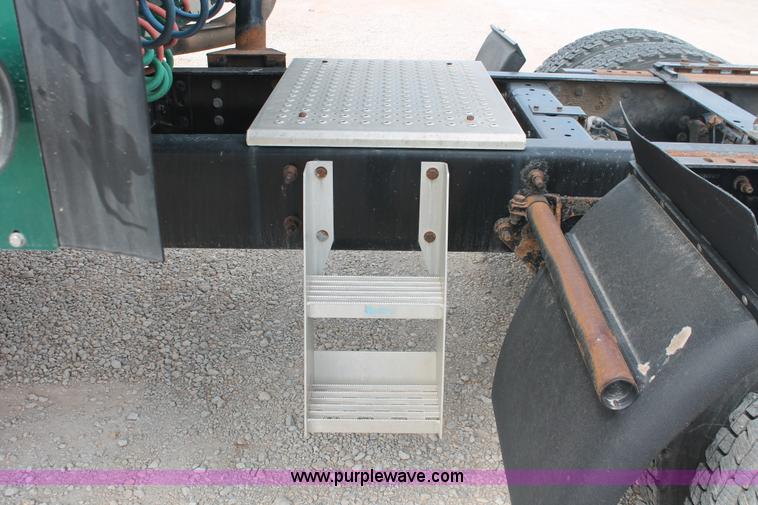 image for item H5684 2005 International 9400i semi truck