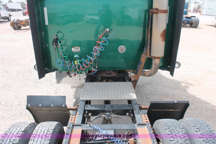 image for item H5684 2005 International 9400i semi truck