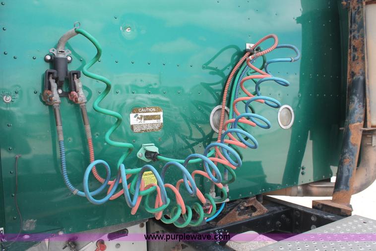 image for item H5684 2005 International 9400i semi truck