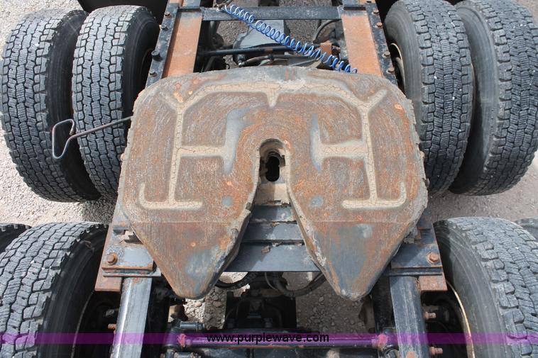 image for item H5684 2005 International 9400i semi truck