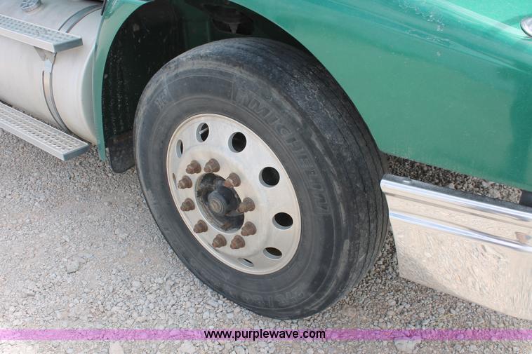 image for item H5684 2005 International 9400i semi truck