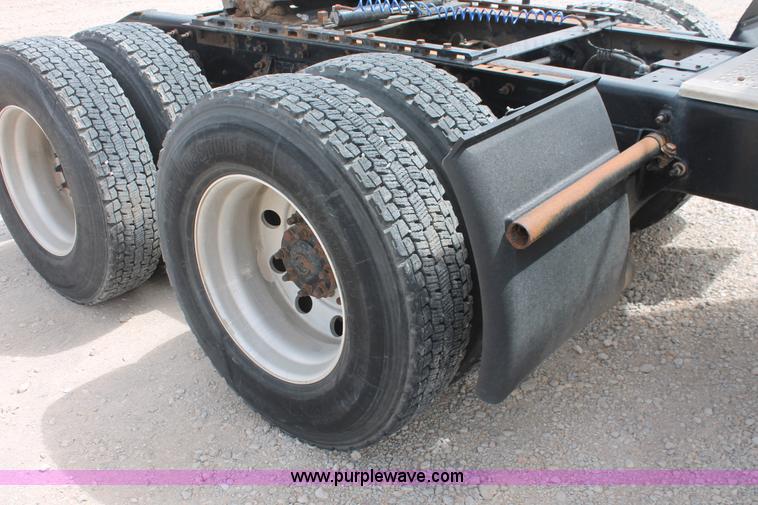 image for item H5684 2005 International 9400i semi truck