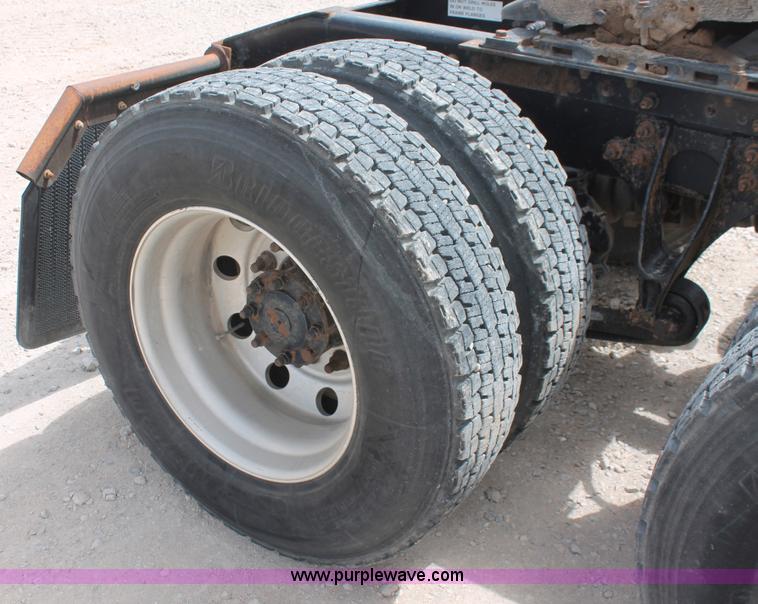 image for item H5684 2005 International 9400i semi truck