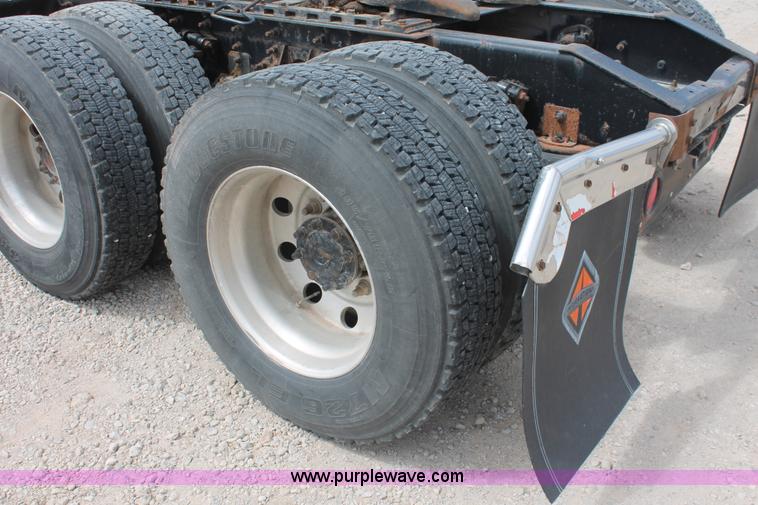 image for item H5684 2005 International 9400i semi truck