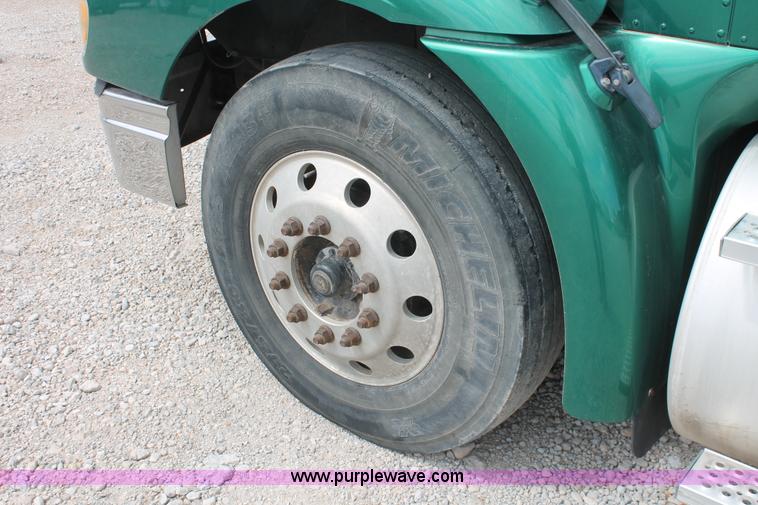 image for item H5684 2005 International 9400i semi truck