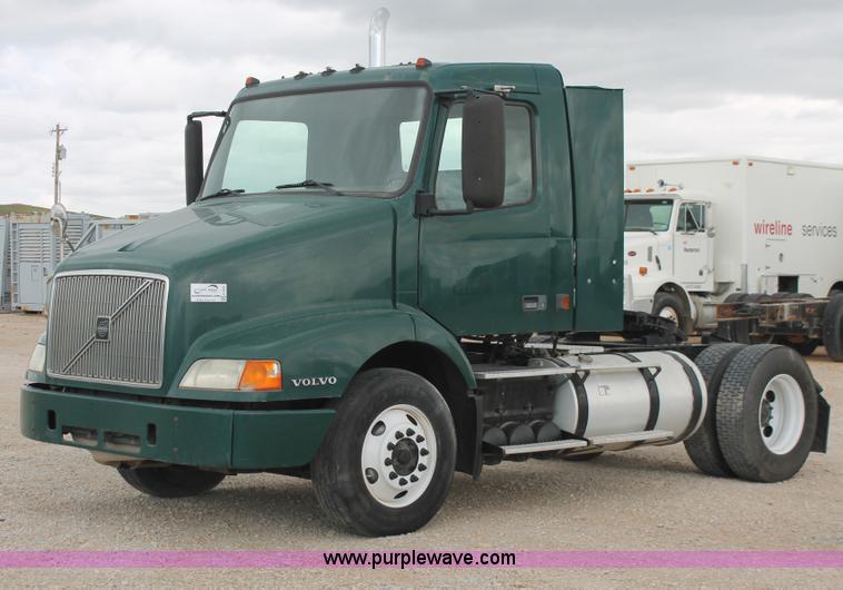 image for item H5685 2001 Volvo VNM semi truck