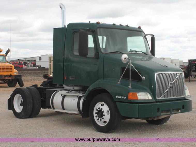 image for item H5685 2001 Volvo VNM semi truck
