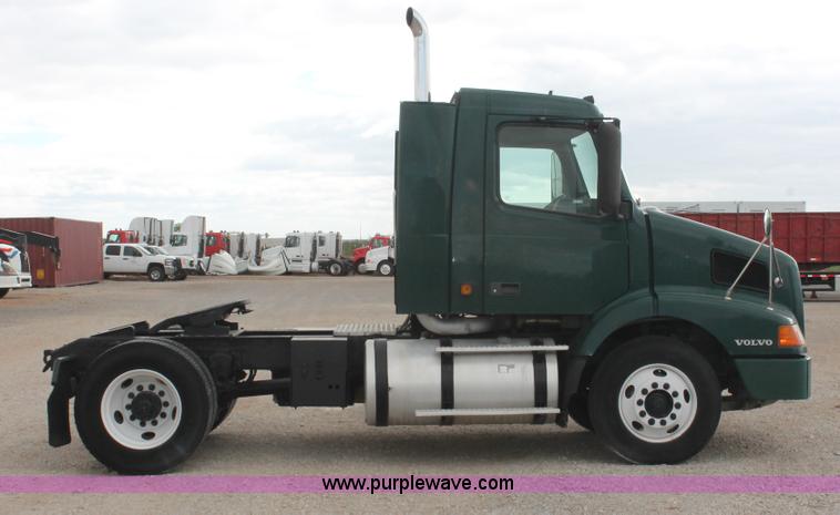 image for item H5685 2001 Volvo VNM semi truck
