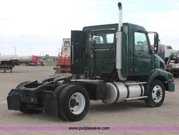image for item H5685 2001 Volvo VNM semi truck