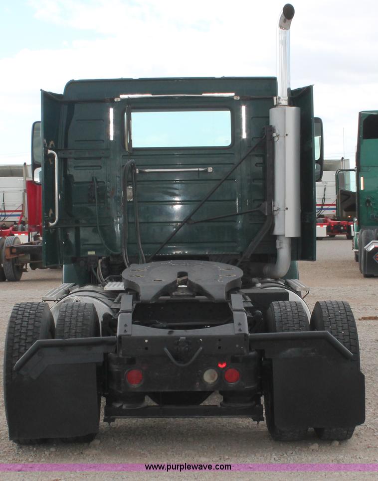 image for item H5685 2001 Volvo VNM semi truck