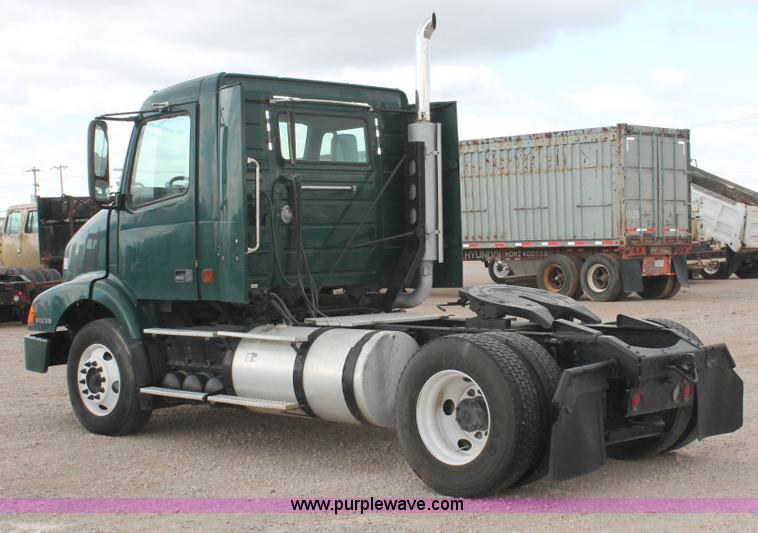 image for item H5685 2001 Volvo VNM semi truck