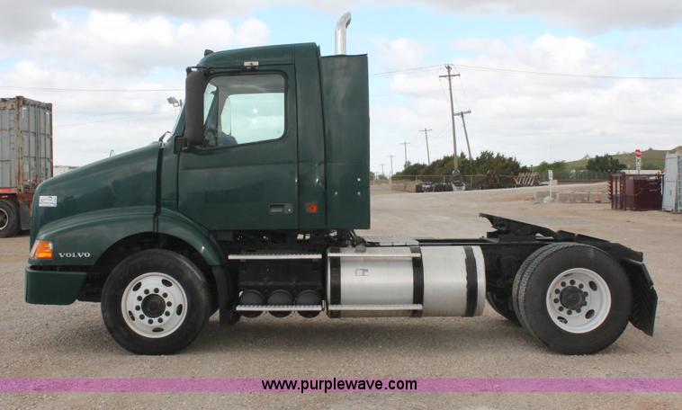image for item H5685 2001 Volvo VNM semi truck