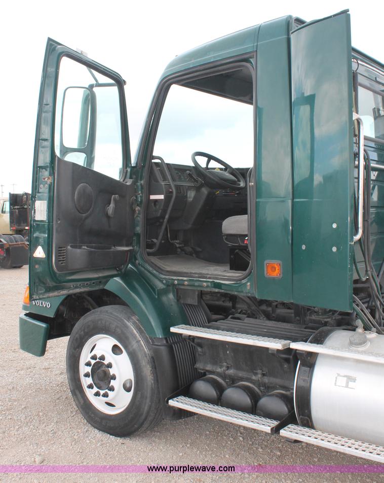 image for item H5685 2001 Volvo VNM semi truck