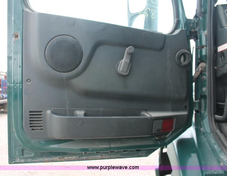 image for item H5685 2001 Volvo VNM semi truck