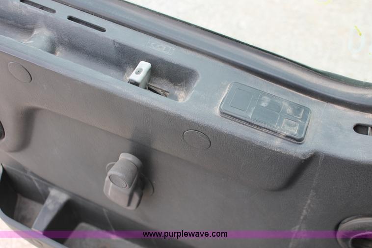 image for item H5685 2001 Volvo VNM semi truck