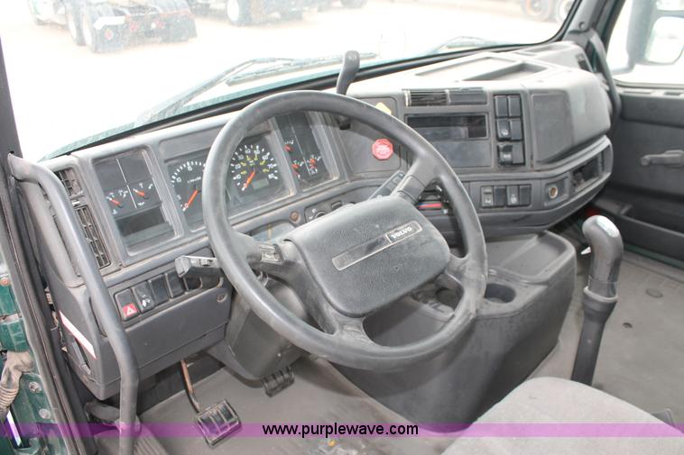 image for item H5685 2001 Volvo VNM semi truck