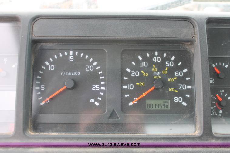 image for item H5685 2001 Volvo VNM semi truck