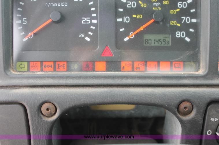 image for item H5685 2001 Volvo VNM semi truck