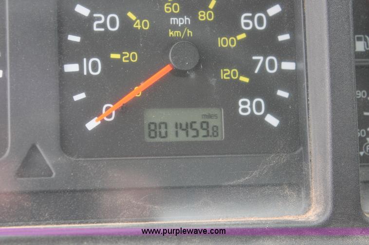 image for item H5685 2001 Volvo VNM semi truck