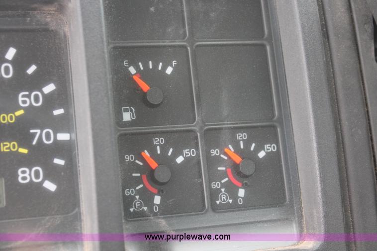 image for item H5685 2001 Volvo VNM semi truck