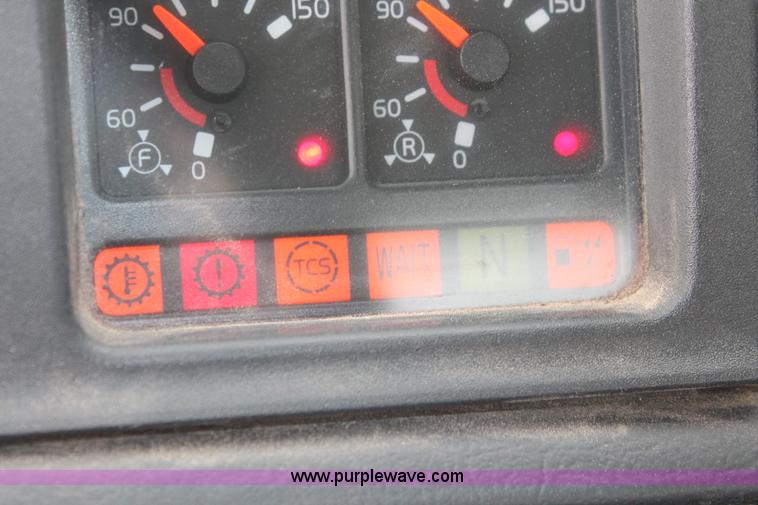 image for item H5685 2001 Volvo VNM semi truck