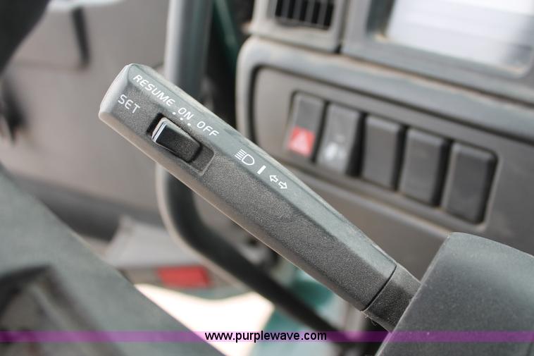 image for item H5685 2001 Volvo VNM semi truck