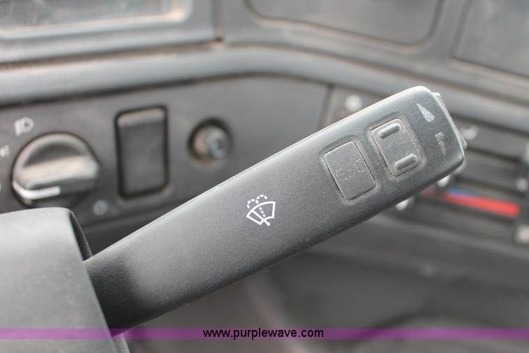 image for item H5685 2001 Volvo VNM semi truck