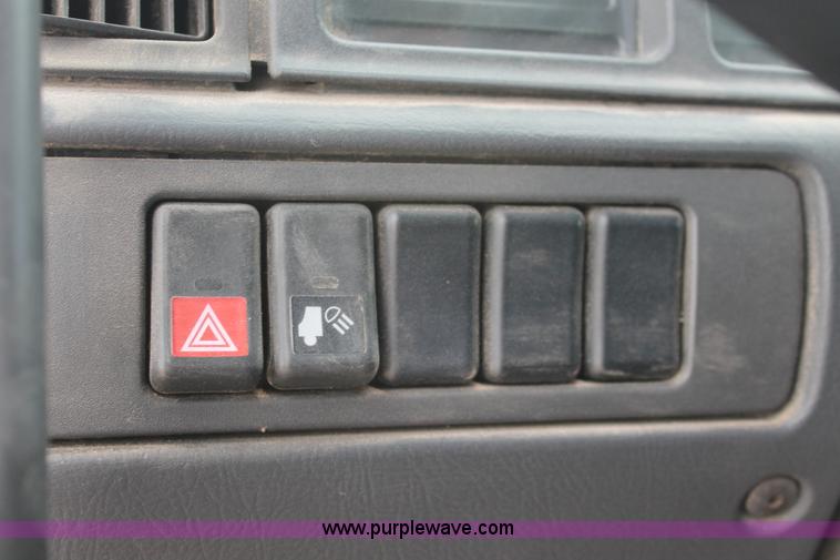 image for item H5685 2001 Volvo VNM semi truck