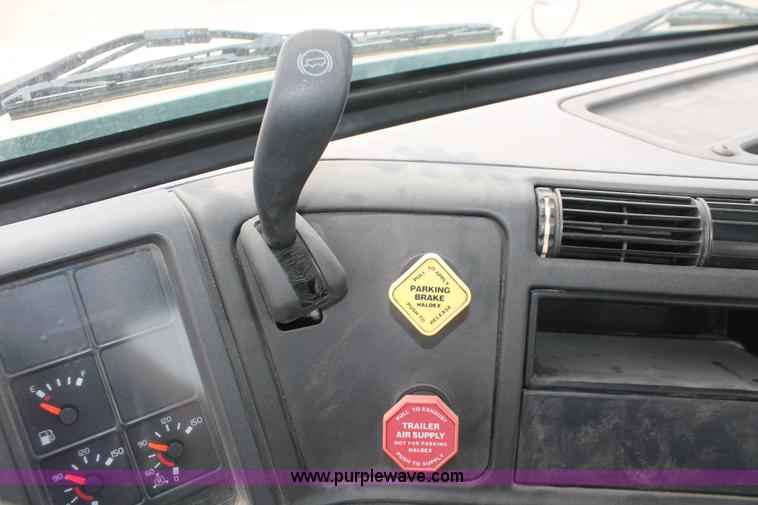 image for item H5685 2001 Volvo VNM semi truck