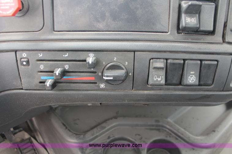 image for item H5685 2001 Volvo VNM semi truck