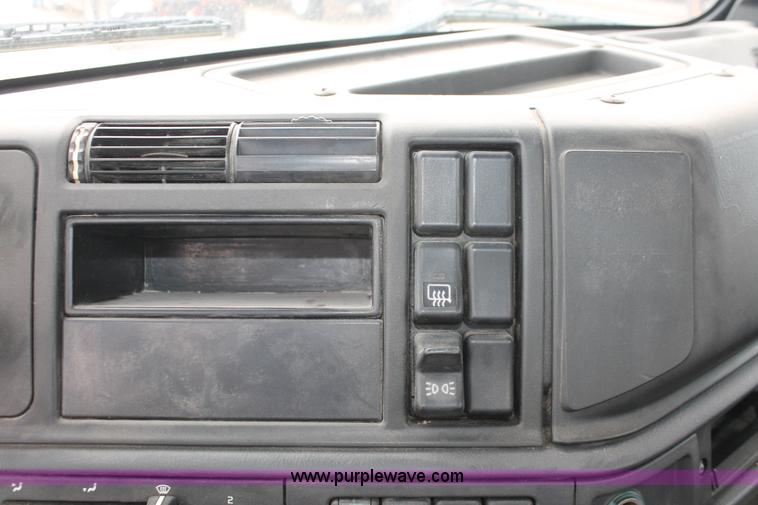 image for item H5685 2001 Volvo VNM semi truck