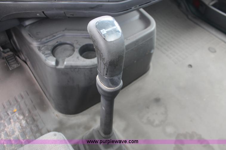 image for item H5685 2001 Volvo VNM semi truck