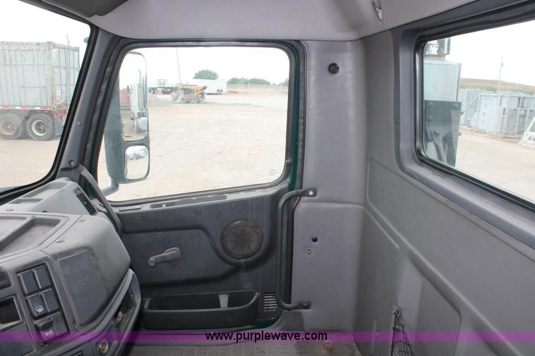 image for item H5685 2001 Volvo VNM semi truck
