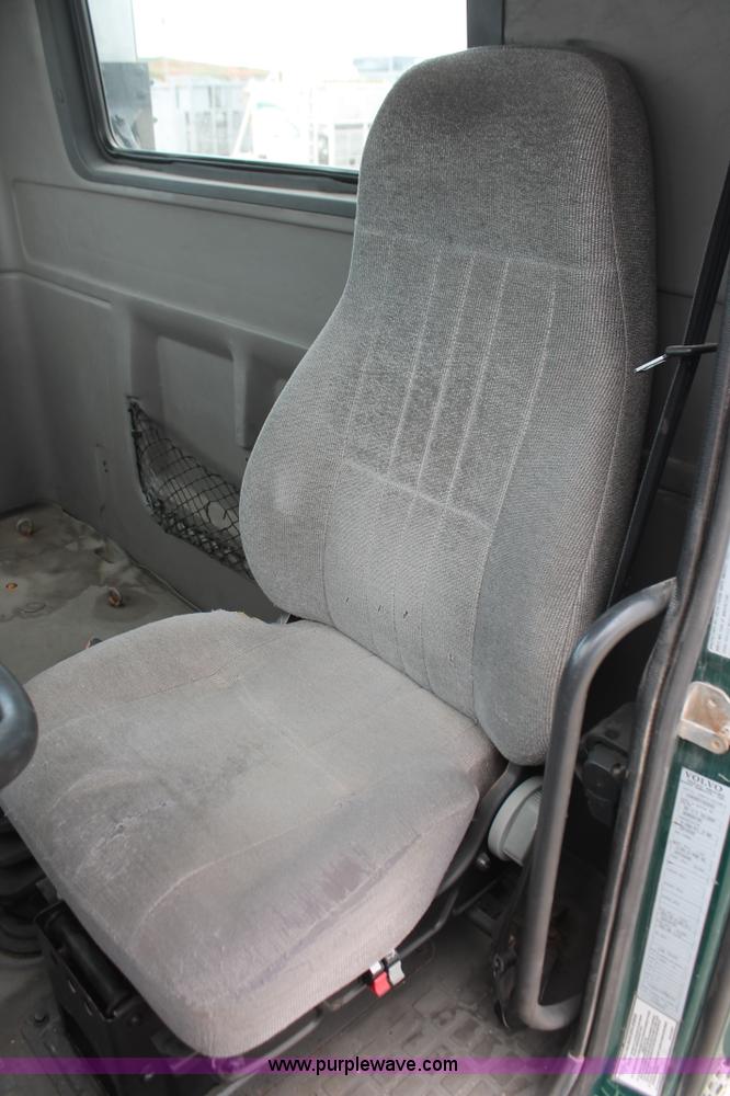 image for item H5685 2001 Volvo VNM semi truck