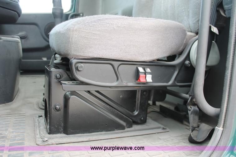 image for item H5685 2001 Volvo VNM semi truck