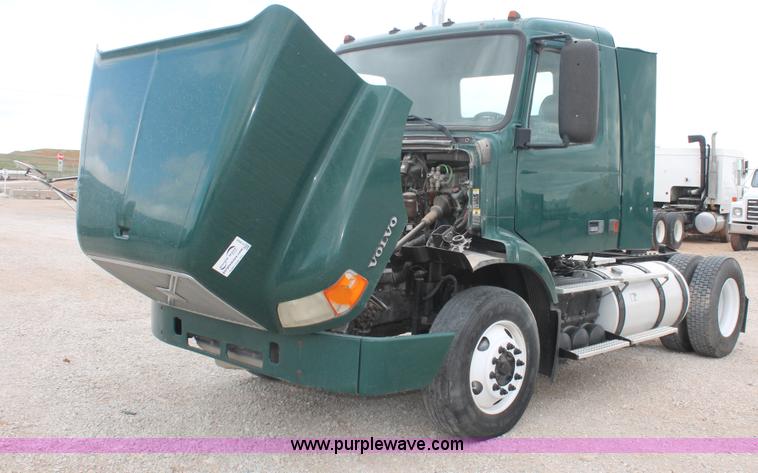 image for item H5685 2001 Volvo VNM semi truck