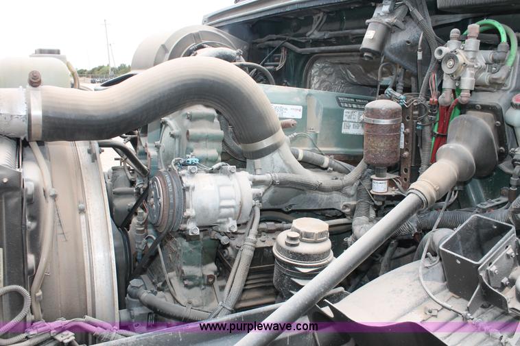 image for item H5685 2001 Volvo VNM semi truck