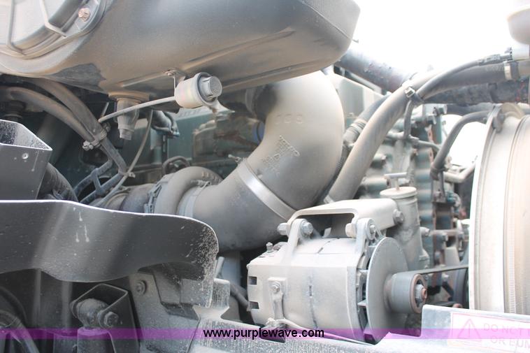 image for item H5685 2001 Volvo VNM semi truck