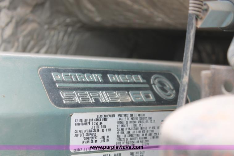 image for item H5685 2001 Volvo VNM semi truck