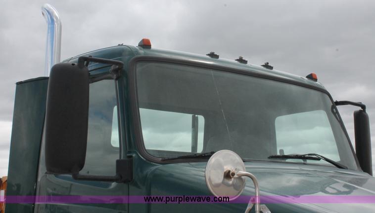 image for item H5685 2001 Volvo VNM semi truck