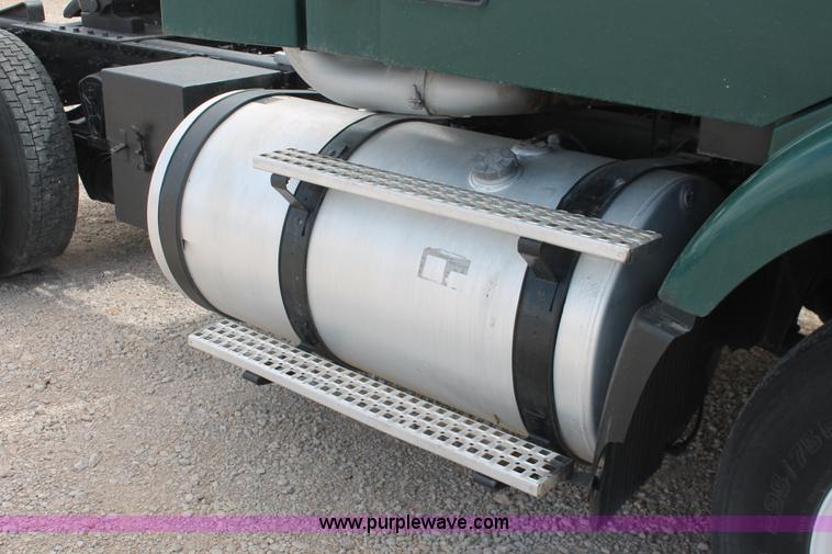 image for item H5685 2001 Volvo VNM semi truck