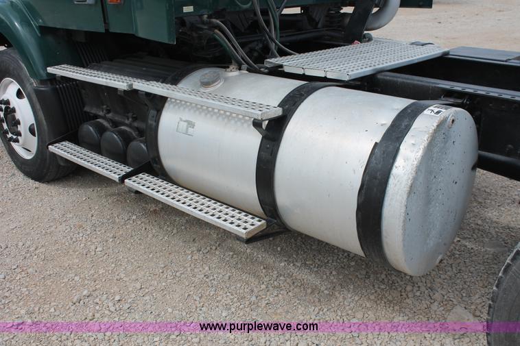 image for item H5685 2001 Volvo VNM semi truck