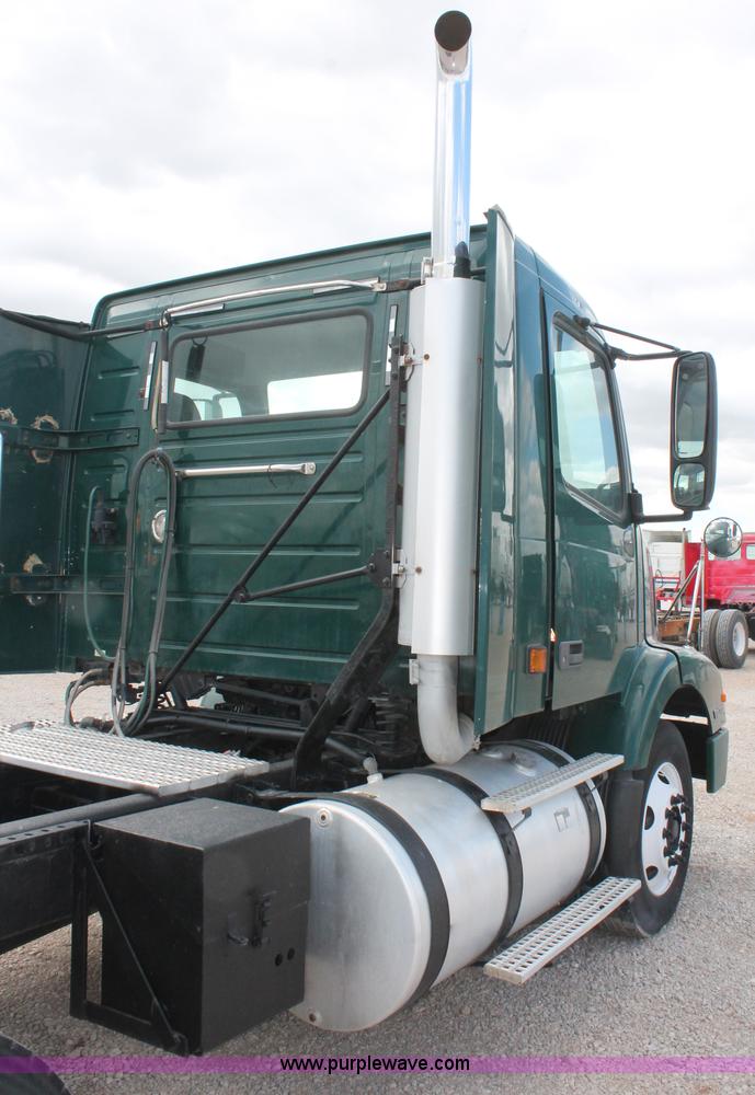 image for item H5685 2001 Volvo VNM semi truck