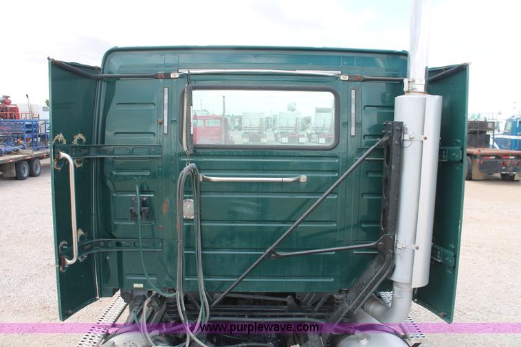 image for item H5685 2001 Volvo VNM semi truck