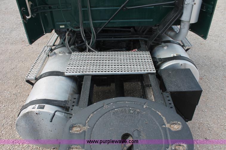 image for item H5685 2001 Volvo VNM semi truck