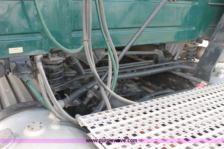 image for item H5685 2001 Volvo VNM semi truck